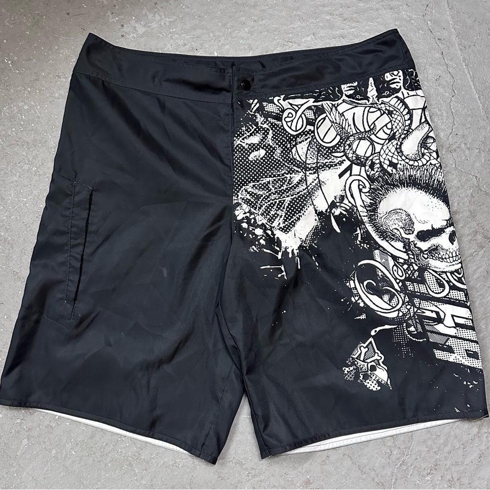 Tony Hawk Shorts with skull print 
Size: 36
